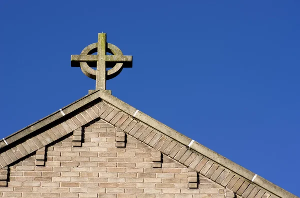 Kreuz auf Kirchendach am blauen Himmel in islington london uk. — Stockfoto