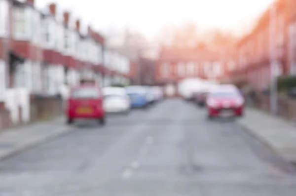 Estrada turva com carros e casas em Manchester, Inglaterra . — Fotografia de Stock