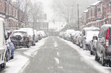 Manchester, İngiltere'de. Arabalar kapak, evler sokak günü kar. Uçuş gecikmeleri ve trafik sorunları neden kış fırtına.
