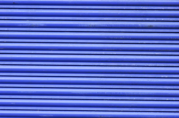 Porta de garagem azul textura despojado; fundo de metal . — Fotografia de Stock