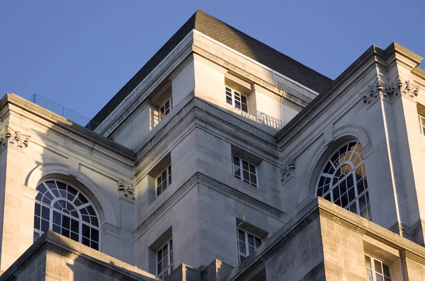 Parte superior del edificio histórico en Manchester City, Inglaterra, Europa . —  Fotos de Stock