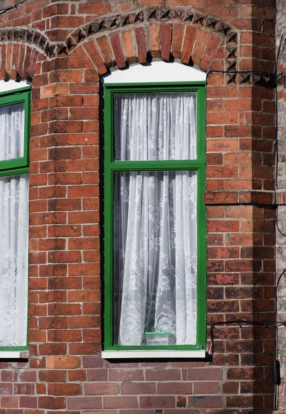 典型的な英語の赤レンガの家、緑のウィンドウをクローズ アップ。マンチェスター ストック写真