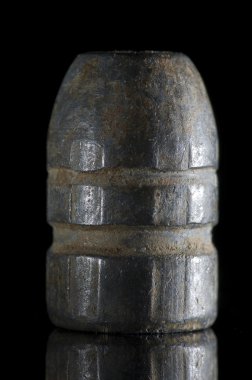 İkinci Dünya Savaşı merminin bir metal detektörü için siyah arka plan üzerine, İngiltere'de kullanarak bulundu.