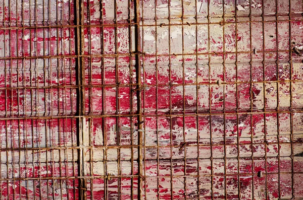 Червоний дерев'яний фон з червоними знаками і металевими дротами, порожній простір . — стокове фото