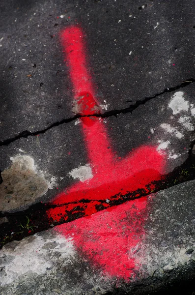 Flecha roja pintada sobre asfalto negro . — Foto de Stock