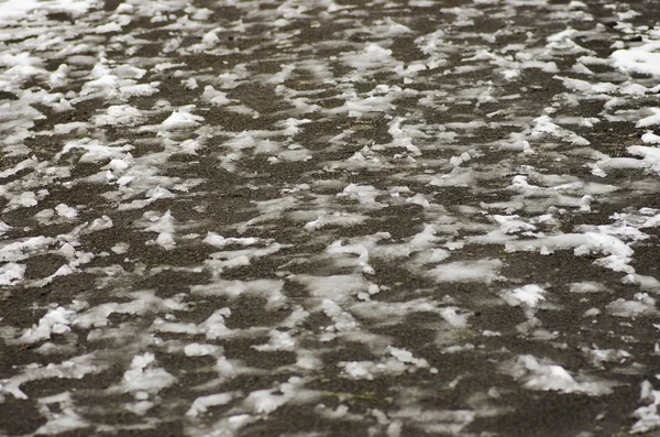 Streszczenie tekstura śniegu i płatki śniegu na mrożone asfalt z lodu na naturalne tło i tapety. — Zdjęcie stockowe