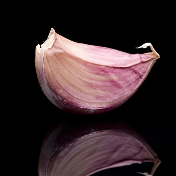 Knoblauch isoliert auf schwarzem Hintergrund — Stockfoto