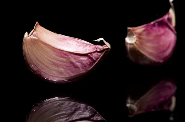 Knoblauch isoliert auf schwarzem Hintergrund — Stockfoto