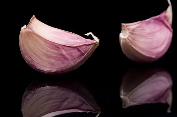 Knoblauch isoliert auf schwarzem Hintergrund — Stockfoto