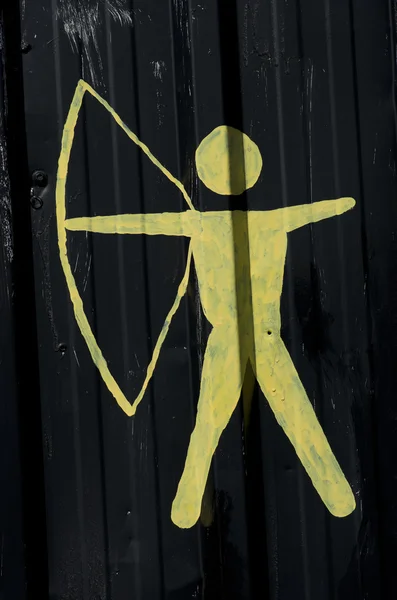 Símbolo deportivo de silueta Archer pintado en pared negra . — Foto de Stock