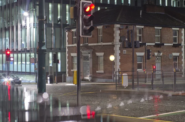 Strada bagnata ed edifici di notte a Manchester City, Inghilterra, Europa . — Foto Stock