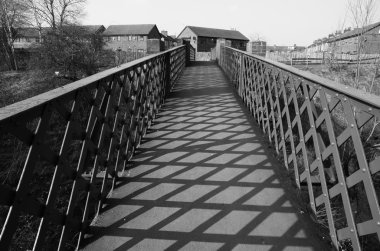 Metal bir yaya köprüsü