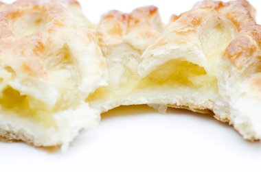 Apple strudel puf böreği beyaz bir arka plan üzerinde izole.