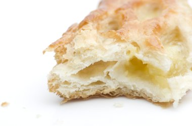 Apple strudel puf böreği beyaz bir arka plan üzerinde izole.