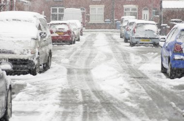 Bir şehir yılın kış döneminde sokak üzerinde yoğun kar yağışı