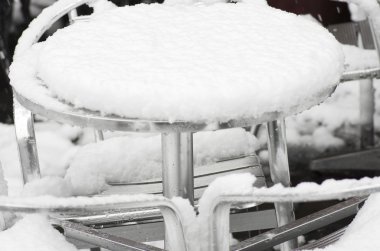 Açık havada bahçe masa ve sandalyeler karda gömülü drift