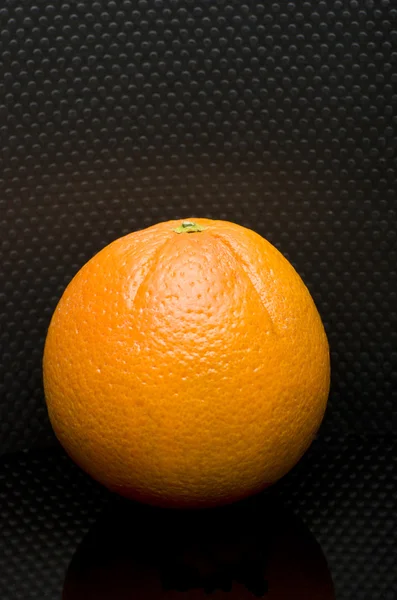 Naranja fresco aislado sobre negro . — Foto de Stock
