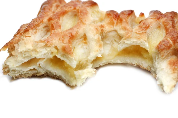 Pâtisserie feuilletée strudel pomme isolée sur fond blanc . — Photo