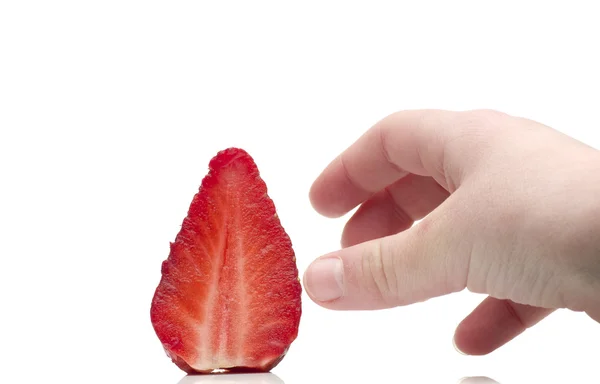 Ręką dziecka, osiągając truskawki. Uzależnionych od truskawka. — Zdjęcie stockowe