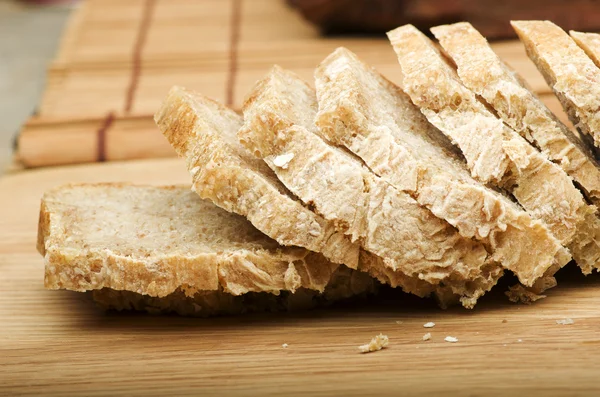 Нарезанный домашний хлеб на заднем плане доски . — стоковое фото
