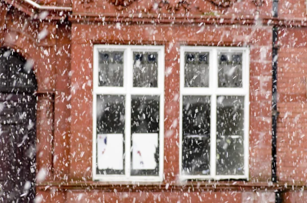 Zăpadă grea pe o stradă a orașului în timpul iernii în Manchester Levenshulme Anglia. Ferestre albe, tipic englezesc caramizi rosii casa . — Fotografie, imagine de stoc
