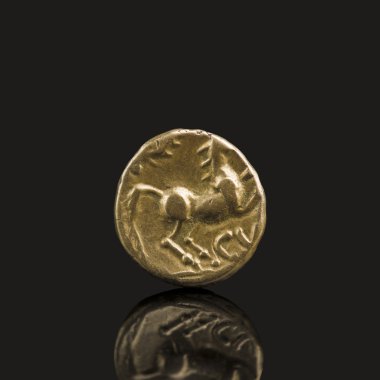 Celtic altın stater. Eski Celtic madeni para at, cam, metal dedektörü tarafından hayat yumulun bulundu yansıtan siyah maruz gösterilen. İngiltere.