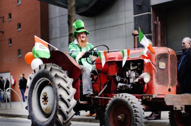 Aziz Patrick günü geçit töreni 12/03/2012 Manchester, İngiltere'de. Bir traktör kişini geleneksel kostüm,.