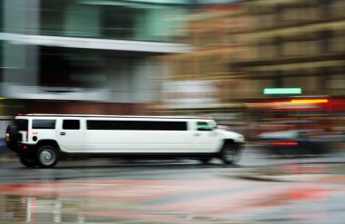 Beyaz Hummer h3 limuzin 18.07.2008 Manchester, İngiltere'de editoryal bulanık..