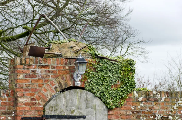 Puerta de entrada de madera y pared de ladrillos rojos a una granja en Yorkshire, Inglaterra . — Foto de Stock