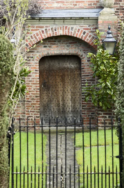 Entrée porte en bois et porte métallique d'un manoir anglais traditionnel dans le Yorkshire, Angleterre . — Photo