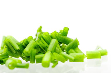 Kıyılmış taze yeşil beyaz arka plan yansıması ile izole soğan.