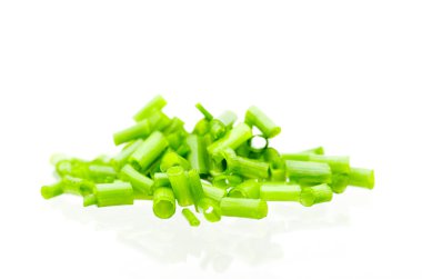 Kıyılmış taze yeşil beyaz arka plan yansıması ile izole soğan.