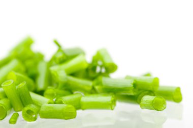 Kıyılmış taze yeşil beyaz arka plan yansıması ile izole soğan.