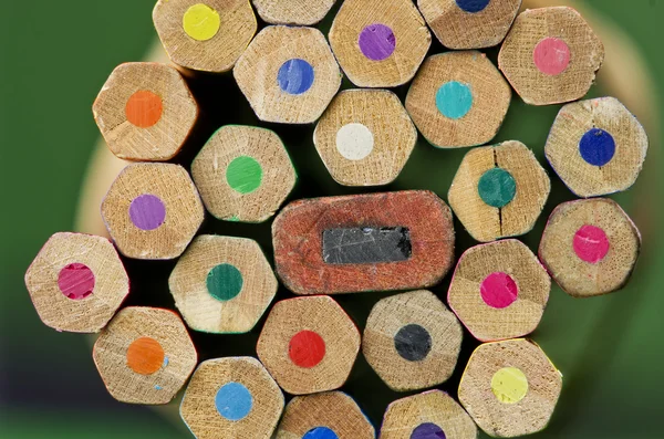 Destacan lápices de color aislados sobre fondo verde —  Fotos de Stock