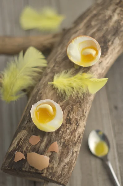 Huevos recién cocidos y cebolla verde en plato sobre mesa de madera. Desayuno saludable . — Foto de Stock