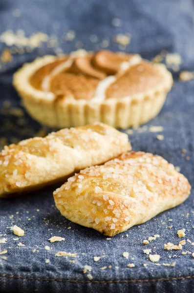 Delicioso pastel de manzana recién horneado, pastel de almendras en vaqueros azules, mezclilla . — Foto de Stock