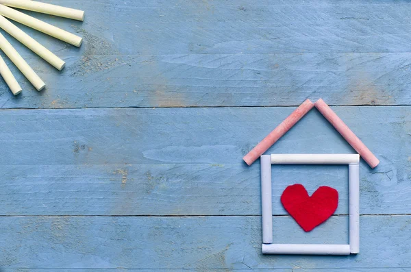 Casa in gesso con sole su sfondo di legno blu — Foto Stock