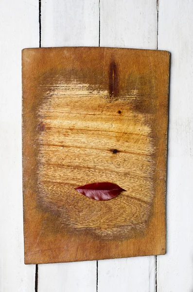 Red leaf-shaped mouth on a wooden board on a white wooden background. — 图库照片