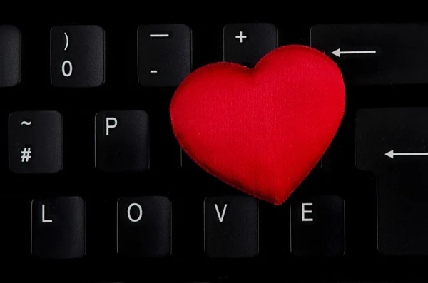 Palavra Amor escrito no teclado, coração vermelho . — Fotografia de Stock
