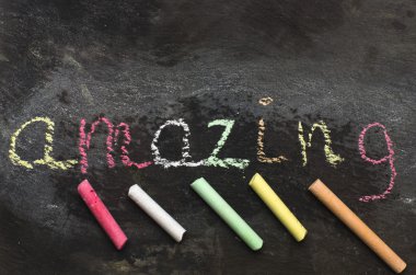 Kara taş üzerine tebeşir ile yazılı kelime şaşırtıcı.