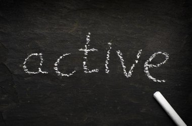 Kara taş üzerine tebeşir ile yazılı word etkin.