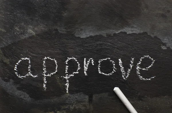 The word approve written with chalk on black stone — Stock Photo, Image
