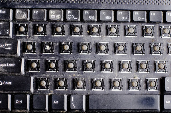 Teclado de computador sujo com chaves removidas para limpeza — Fotografia de Stock