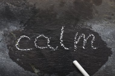 Sakin tebeşir ile kara taş üzerine yazılmış kelime
