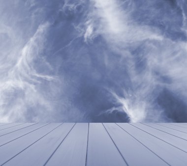 Boş tablo, ürün görüntüleme şablonu için bulanıklık gökyüzü arka plan ile