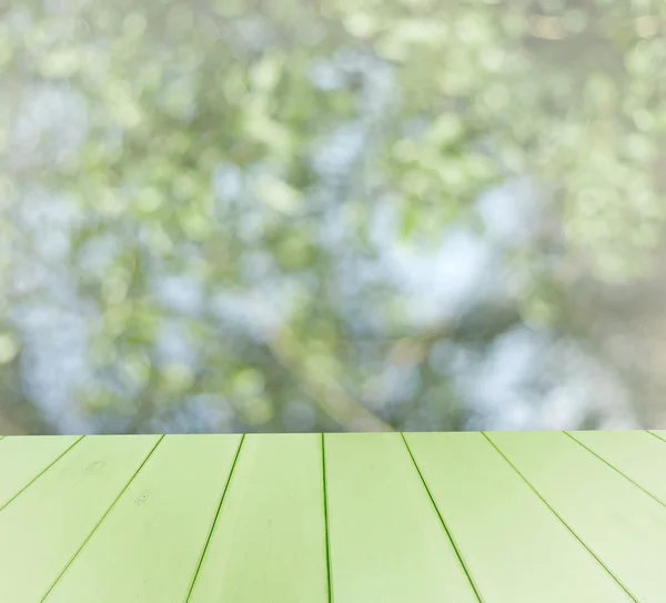 Leerer Tisch mit unscharfem Landschaftshintergrund, für Produktdisplay-Vorlage — Stockfoto