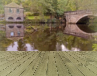 Derbyshire İngiltere'de, boş bir tablo, ürün görüntüleme şablonu için bulanıklık manzara arka plan ile