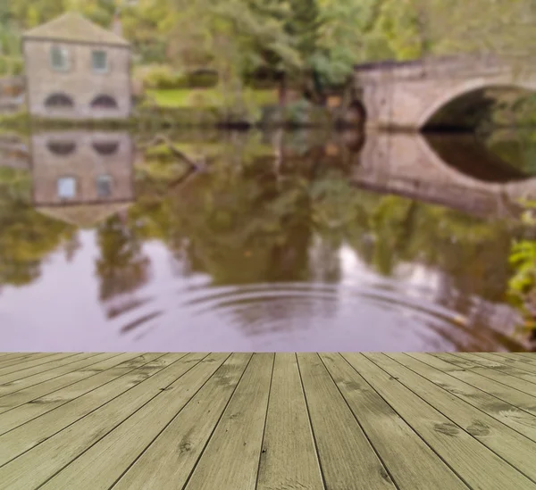 Derbyshire Reino Unido, mesa vacía con fondo de paisaje borroso, para la plantilla de visualización del producto — Foto de Stock