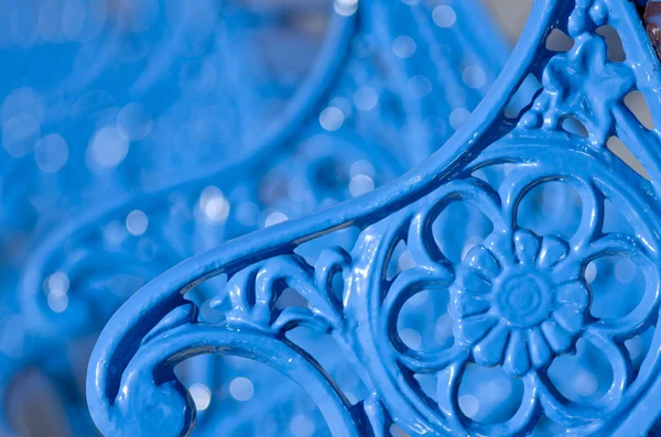 Blue, bancos de metal com belas flores ornamentais close-up, Wales, Llandudno, Reino Unido . — Fotografia de Stock