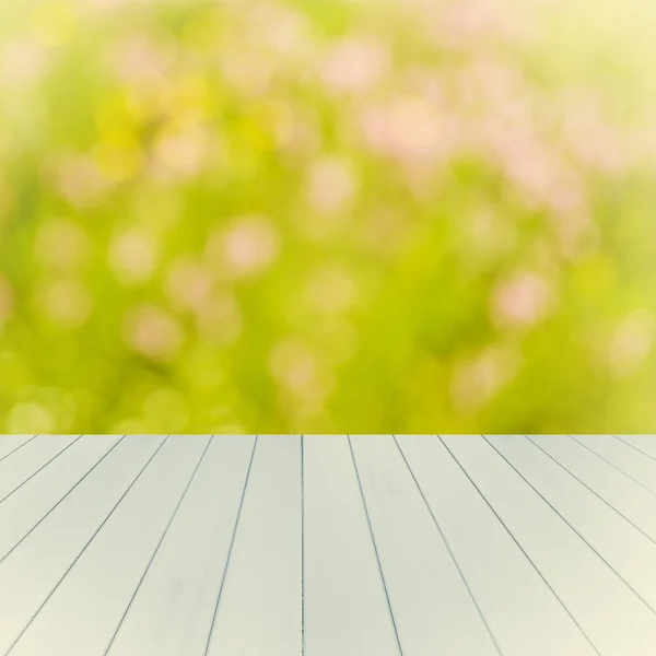 Mesa de cubierta de madera vacía con fondo de enfoque suave. Listo para montaje en pantalla de producto . — Foto de Stock